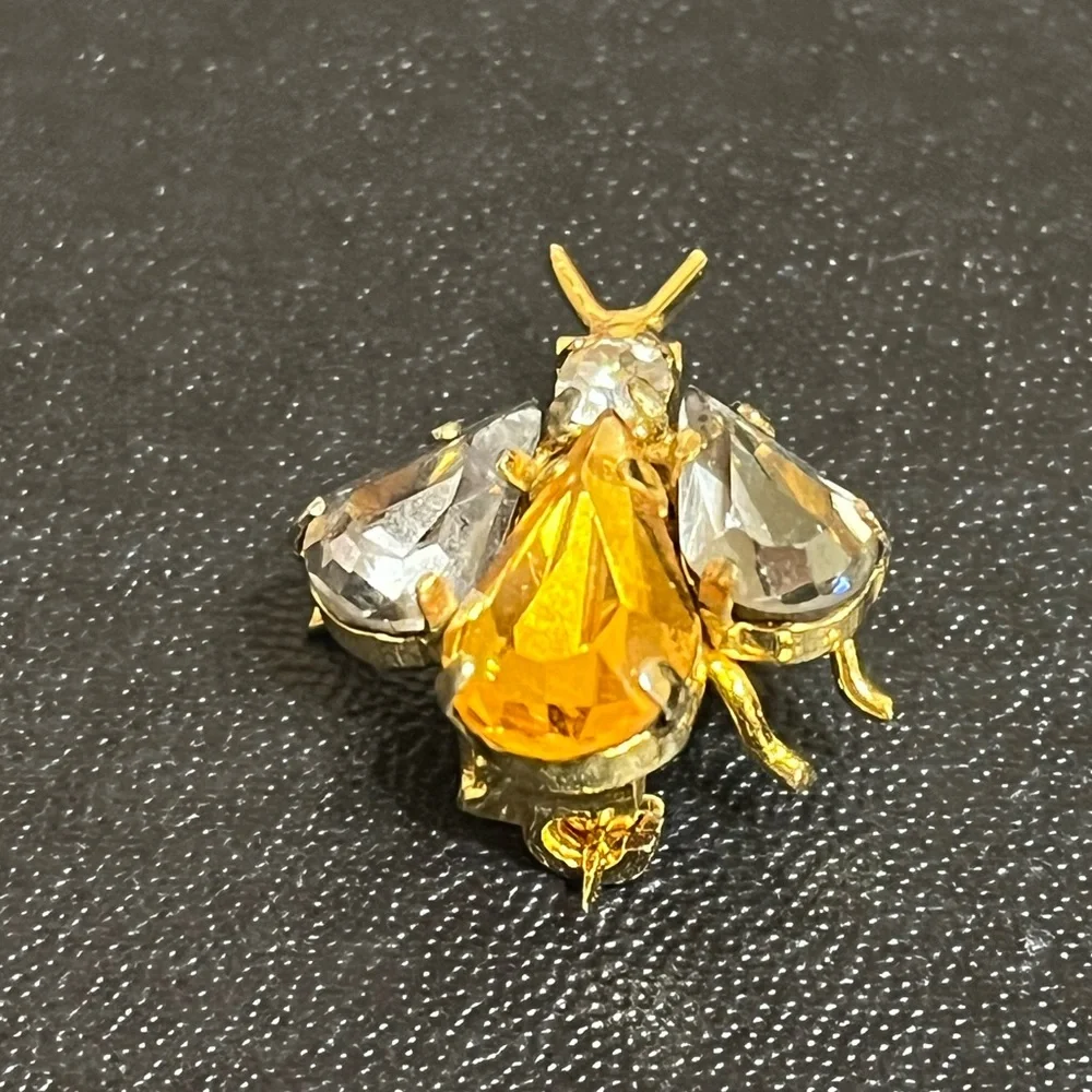 Small Winged Insect Brooch - Picture 3 of 10